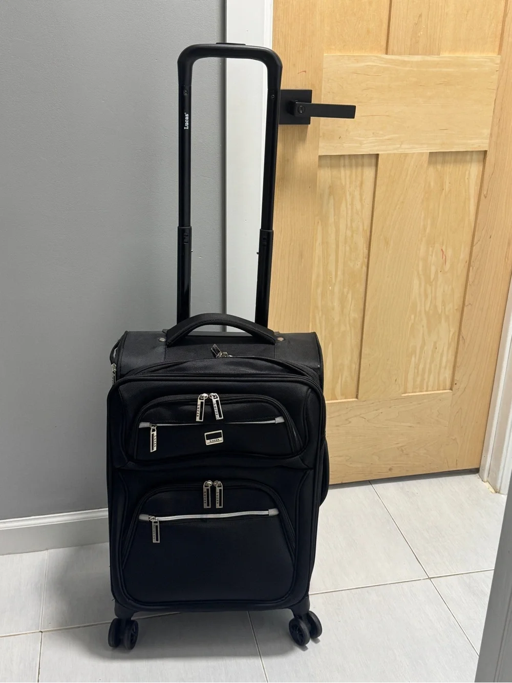 LUCAS LIGHTWEIGHT CARRY ON LUGGAGE SPINNER WHEELS 22in